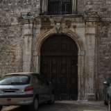 Un grande portone di legno, inserito in un arco in pietra, sbarra per� l�ingresso, chiuso da tanto tempo